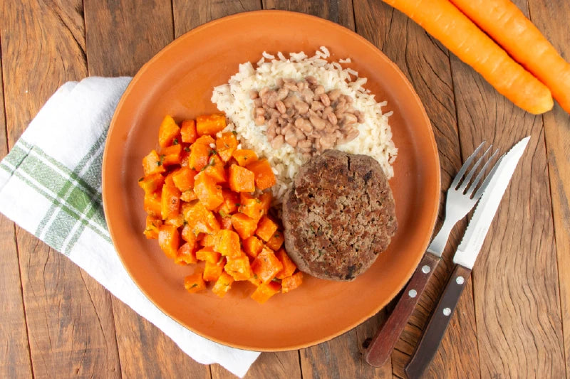 Hambúrguer de Fraldinha, Arroz Branco, Feijão Carioca e Cenoura Refogada