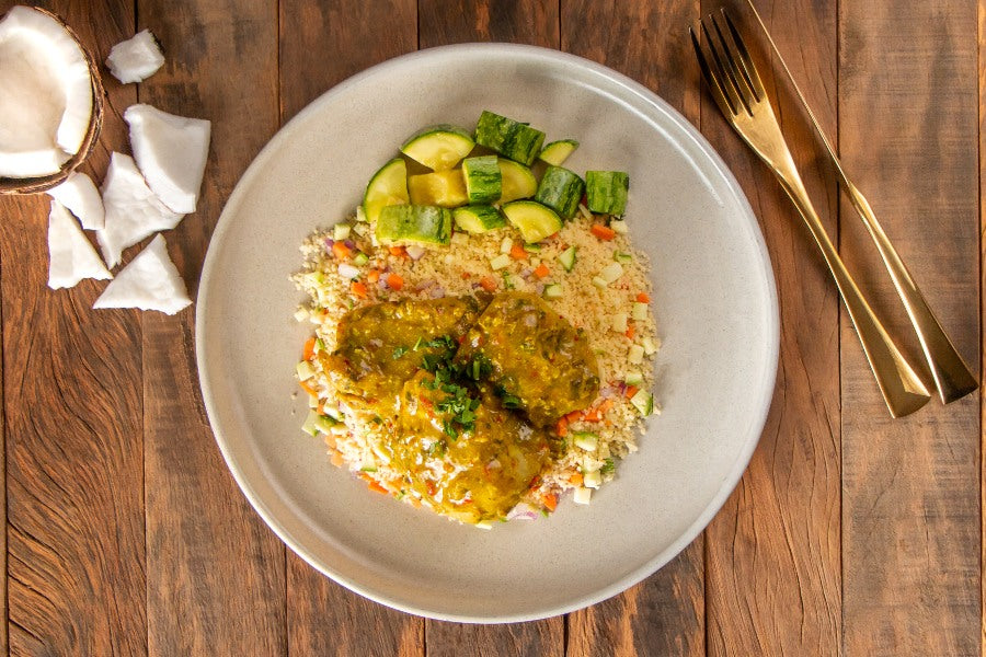 Frango Ensopado com Curry e Leite de Coco, Cuscuz Marroquino e Abobrinha Refogada