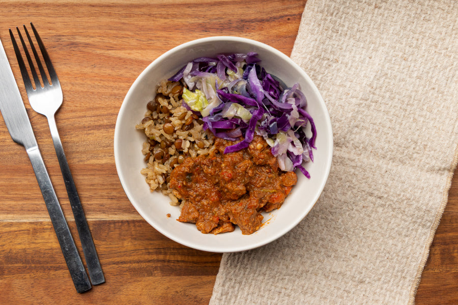 Picadinho de Carne, Arroz Integral com Lentilha e Cebola Roxa e Repolho Refogado