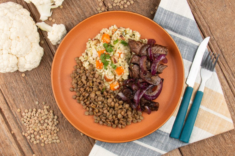 Fraldinha Assada com Cebola Roxa, Lentilha e Arroz De Couve-Flor com Castanhas