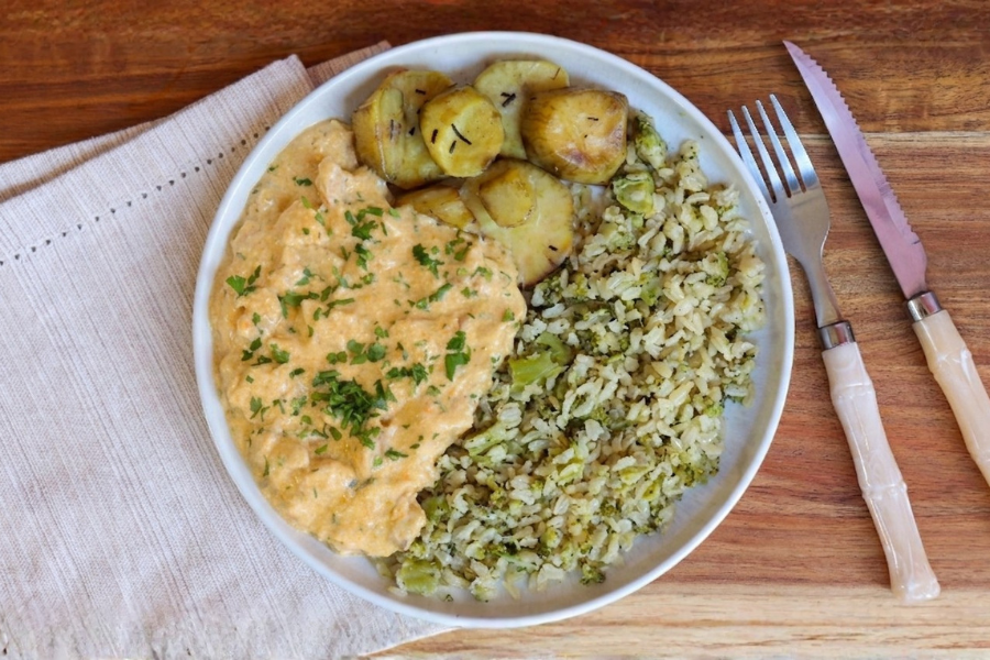 Strogonoff de Frango, Arroz com Brócolis e Batata Doce Assada com Alecrim