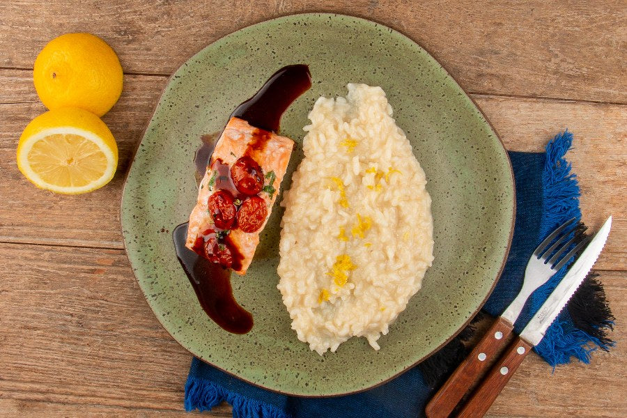 Salmão Assado com Tomate Cereja e Molho Tarê da Casa e Risoto de Limão Siciliano