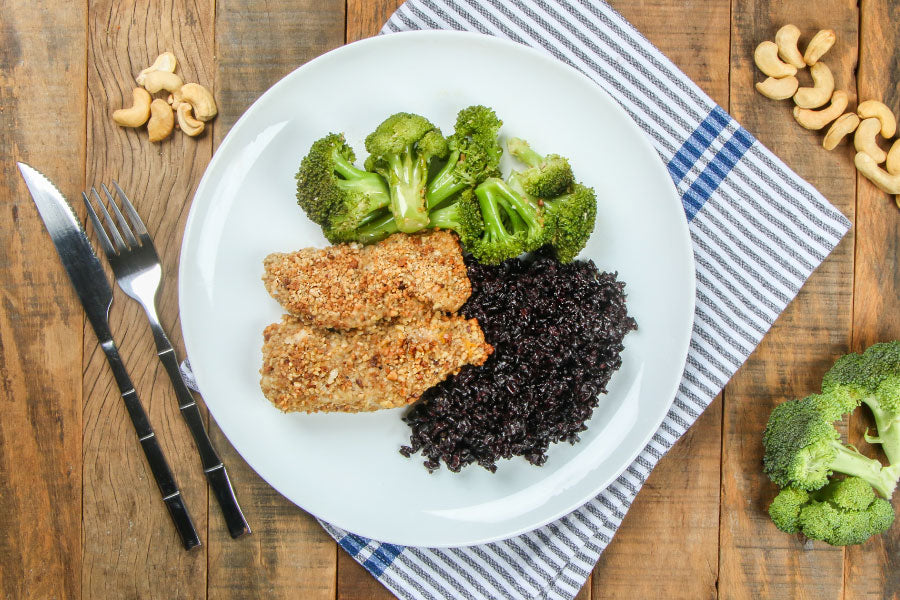 Frango com Crosta de Castanha de Caju, Arroz Negro e Brócolis ao Alho