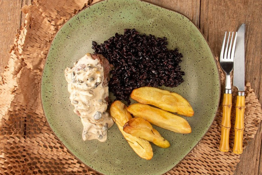 Filé Mignon com Molho de Shimeji, Arroz Negro e Batata Rústica com Alecrim