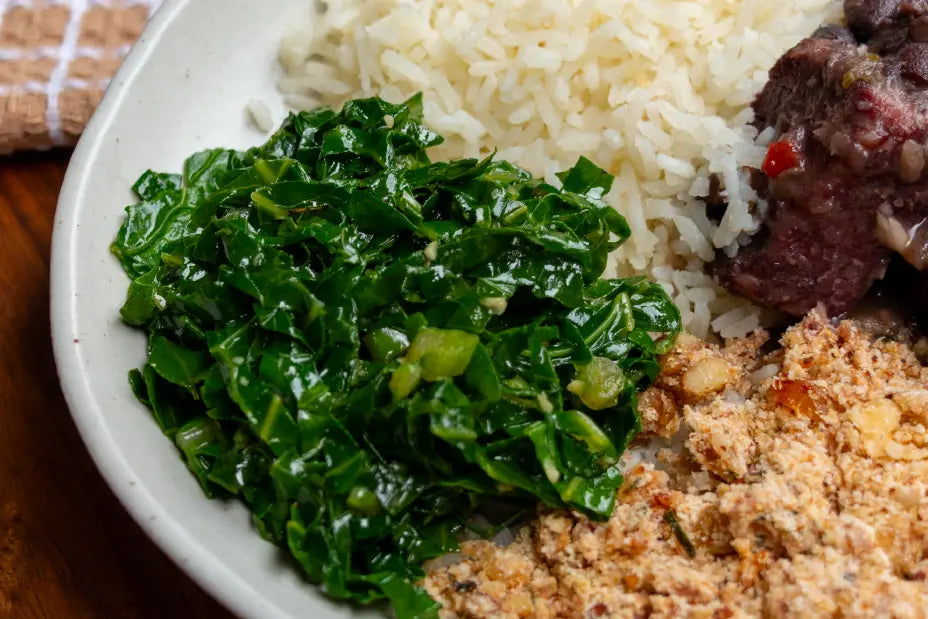Feijoada Light, Arroz Branco, Couve Manteiga e Farofa com Castanhas