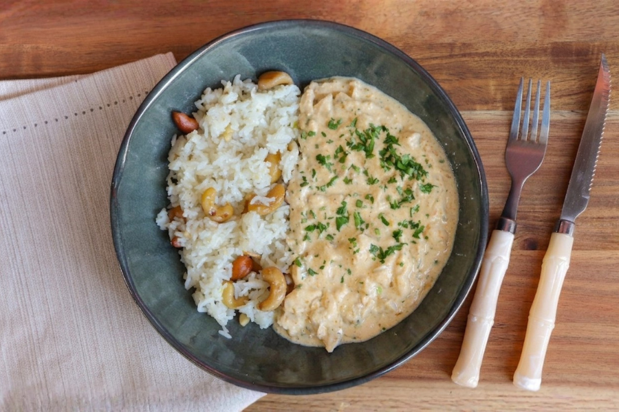 Strogonoff de Frango com Arroz Jasmim com Castanha de Caju