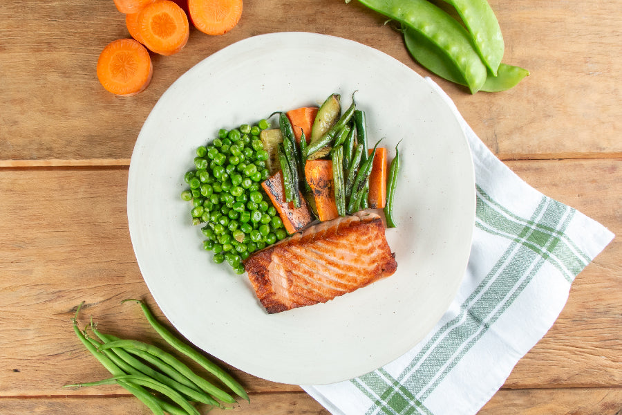 Salmão Grelhado, Ervilha Refogada e Legumes Grelhados