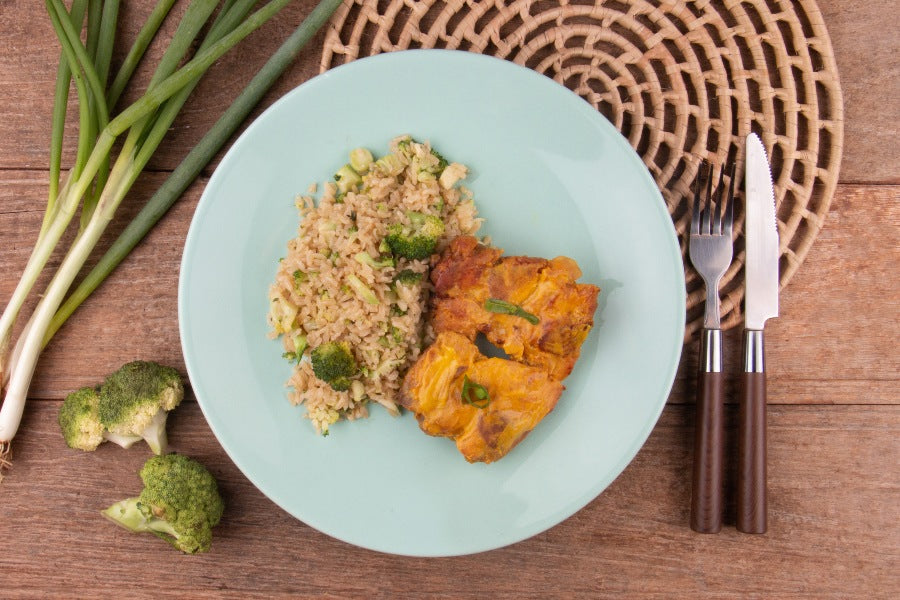 Sobrecoxa Assada com Mel e Mostarda e Arroz com Brócolis