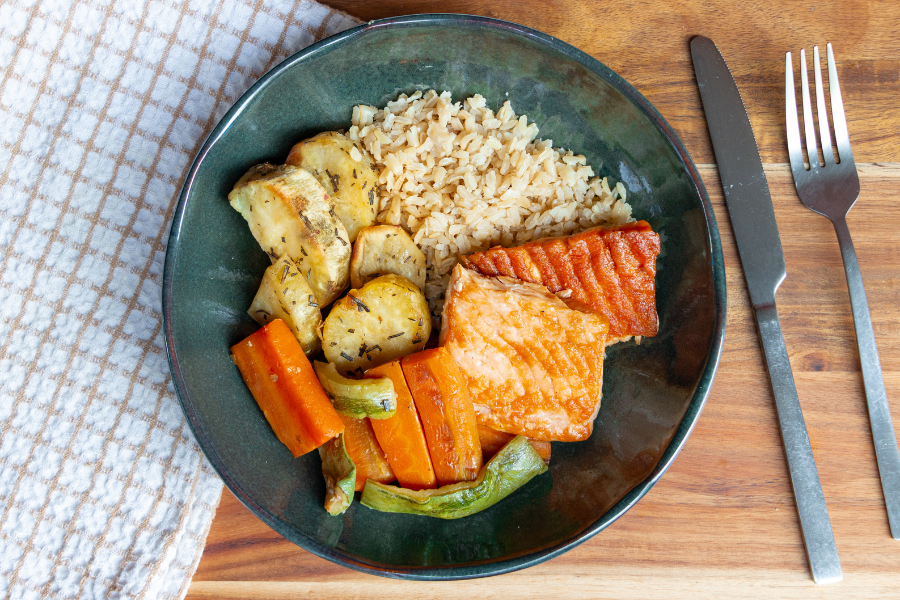 Salmão Grelhado, Arroz Integral, Batata Doce Assada com Alecrim e Legumes Grelhados