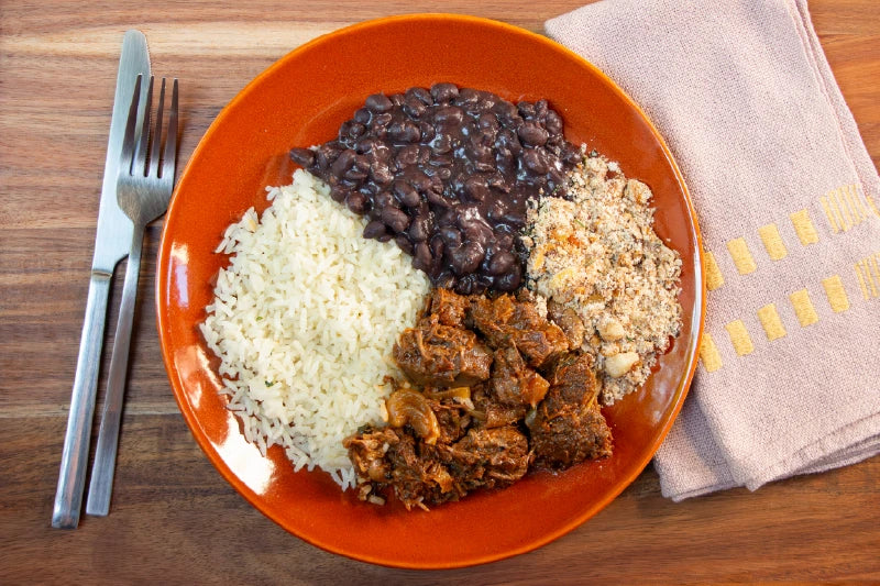 Carne de Panela da Rosinha, Arroz Branco, Feijão Preto e Farofa com Castanhas