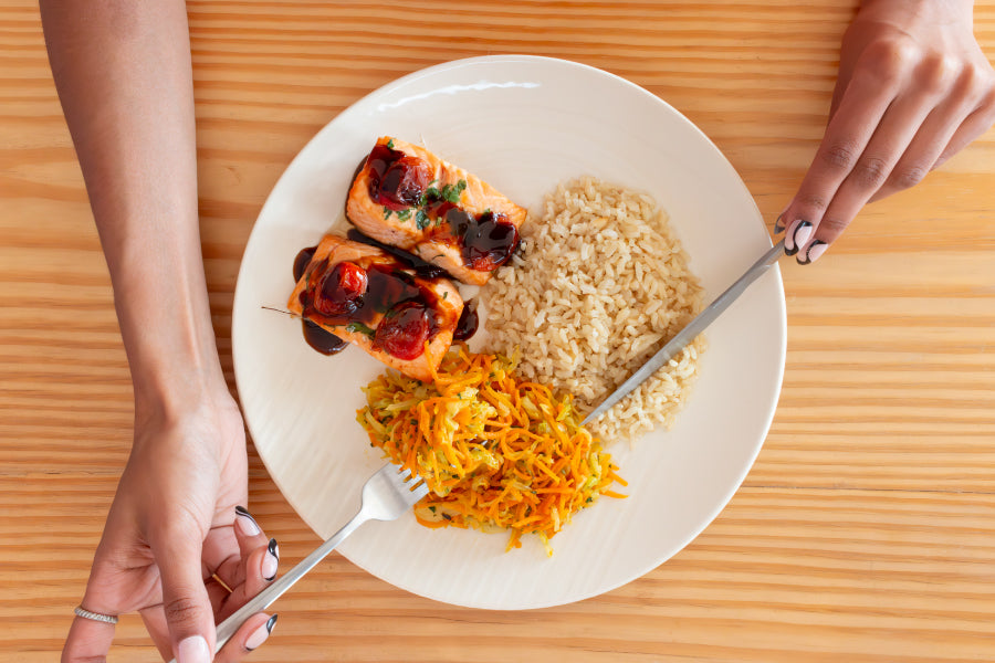 Salmão Assado com Tomate Cereja e Molho Tarê da Casa, Arroz integral e Espaguete de Cenoura com Repolho