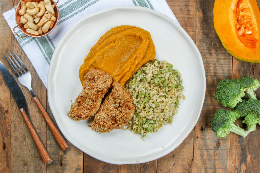 Frango com Crosta de Castanha de Caju, Arroz com Brócolis e Purê de Abóbora Cabotian