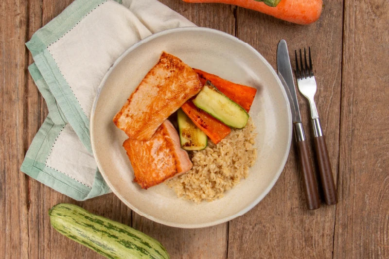 Salmão Grelhado, Arroz Integral e Legumes Grelhados