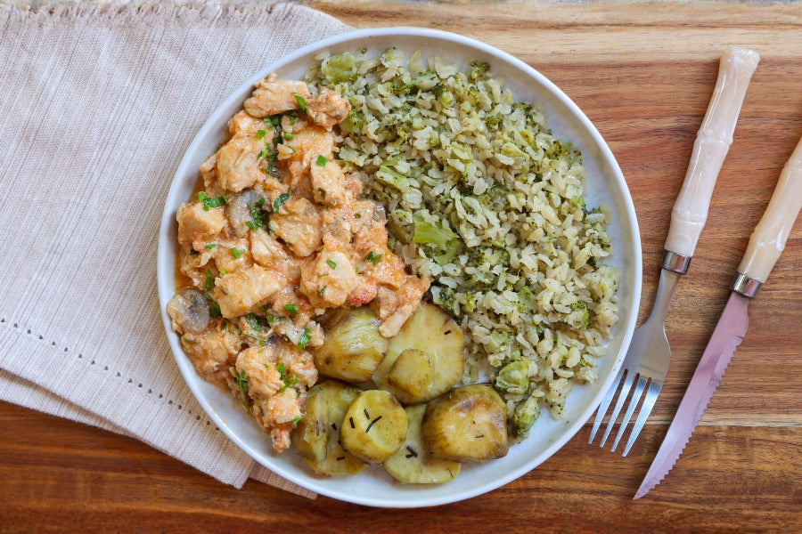 Strogonoff de Frango, Arroz com Brócolis e Batata Doce Assada com Alecrim