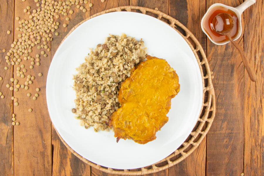 Sobrecoxa Assada com Mel e Mostarda e Arroz Integral com Lentilha e Cebola Roxa