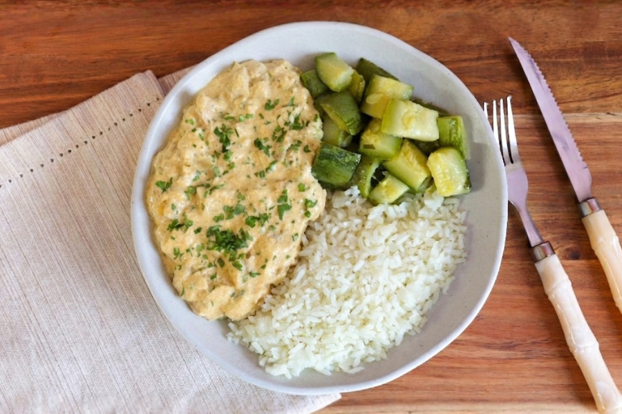 Strogonoff de Frango, Arroz Branco  e Abobrinha Refogada