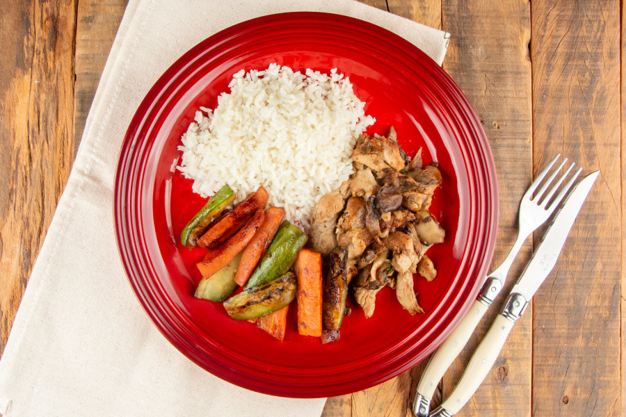 Iscas de Mignon Suíno com Cogumelos, Arroz Branco e Legumes Grelhados