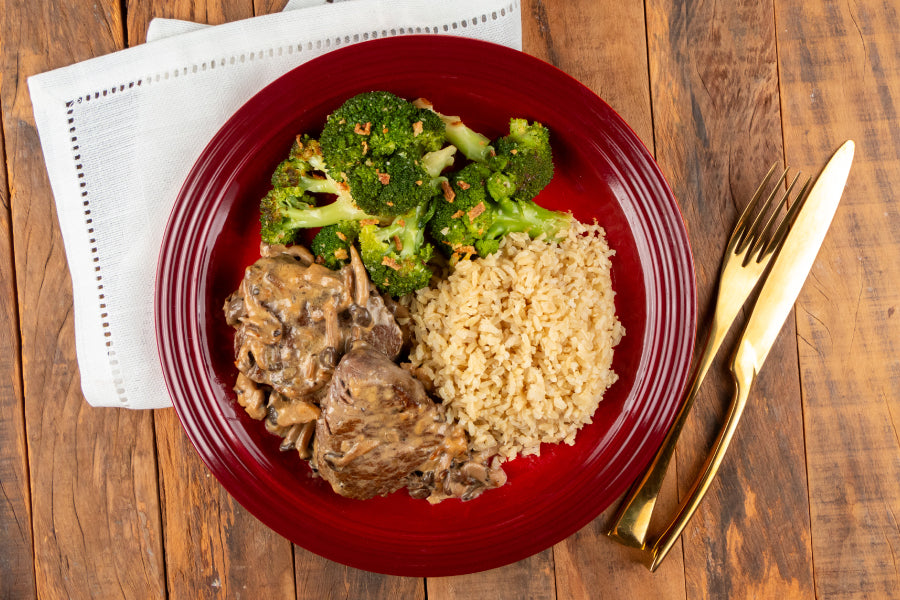 Filé Mignon com Molho de Shimeji, Arroz Integral e Brócolis ao Alho