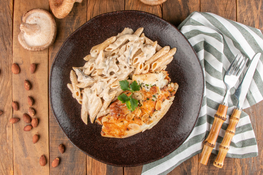 Penne ao Molho de Shitake com Saint Peter com Amêndoas e Ervas Finas