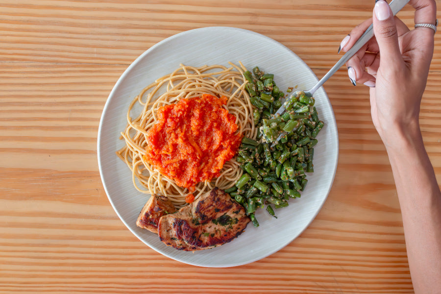 File de Frango Grelhado com Salsinha, Espaguete Integral com Molho de Tomate e Vagem com Gergelim Torrado