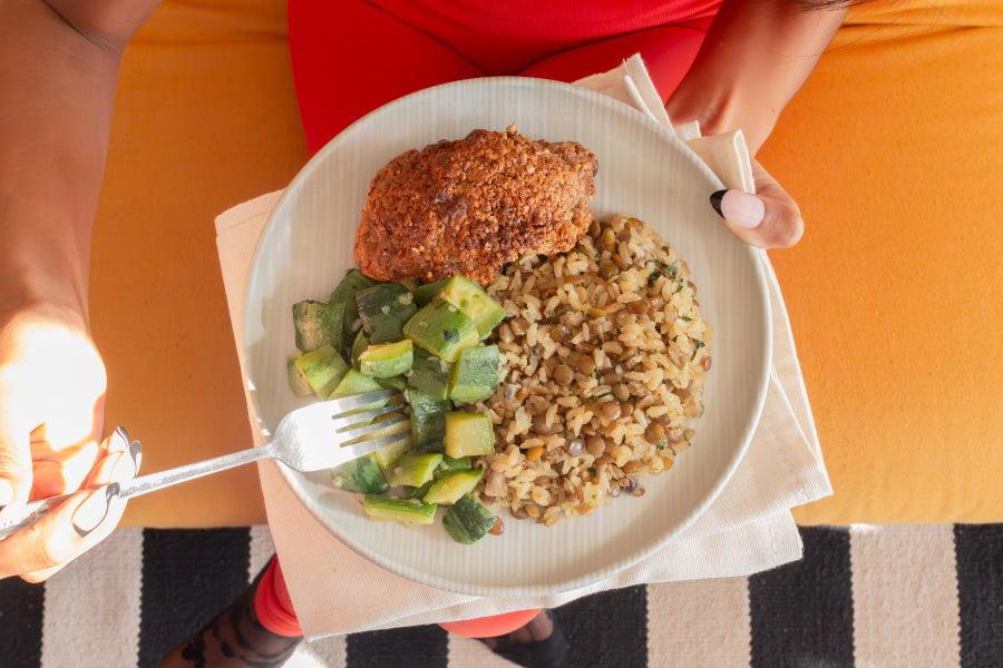 Frango com Crosta de Castanha de Caju, Arroz Integral com Lentilha e Cebola Roxa e Abobrinha Refogada