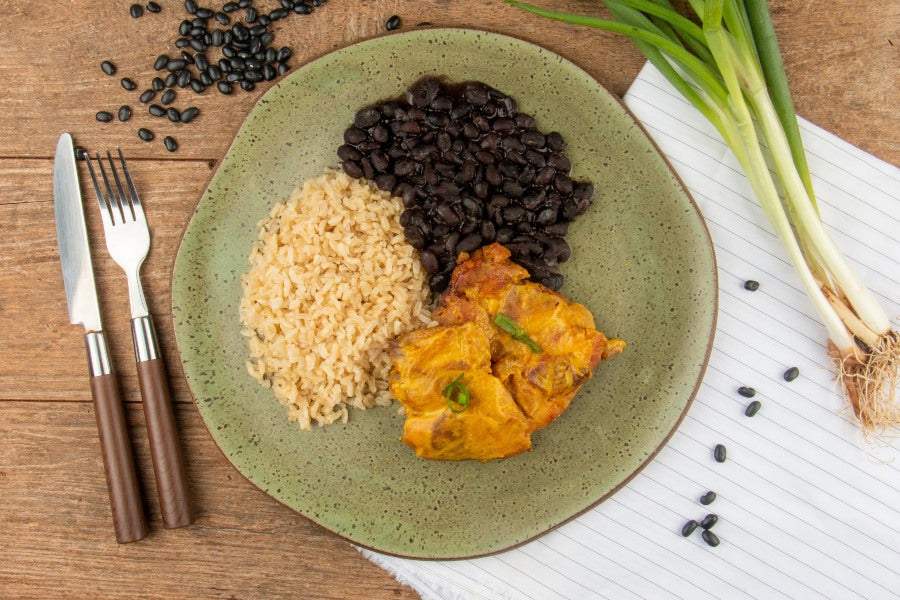 Sobrecoxa Assada com Mel e Mostarda, Feijão Preto e Arroz Integral