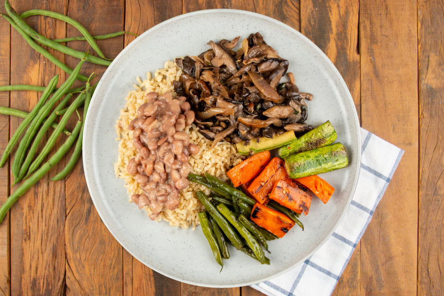 Cogumelos Grelhados com Shoyu, Arroz Integral, Feijão Carioca e Legumes Grelhados