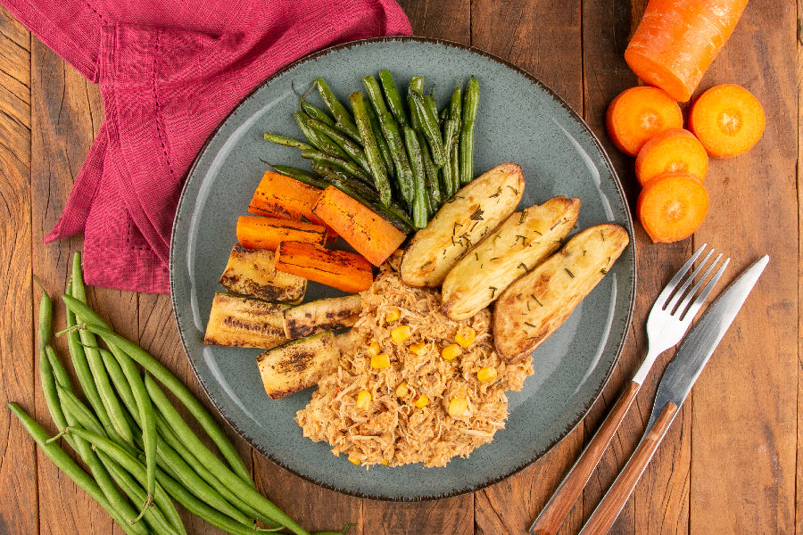 Frango Desfiado da Cumbuca, Batata Rústica com Alecrim e Legumes Grelhados