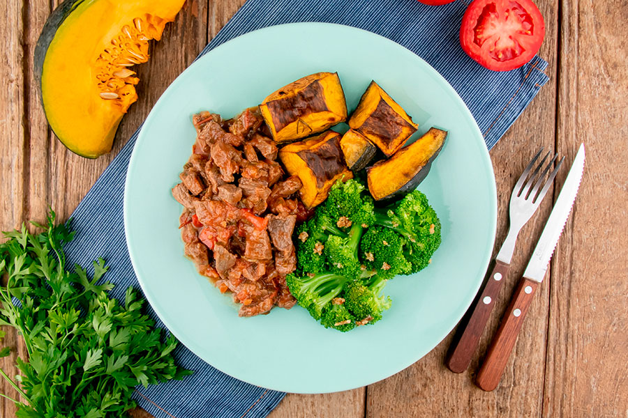 Picadinho de Carne, Abóbora Cabotian Assada e Brócolis ao Alho