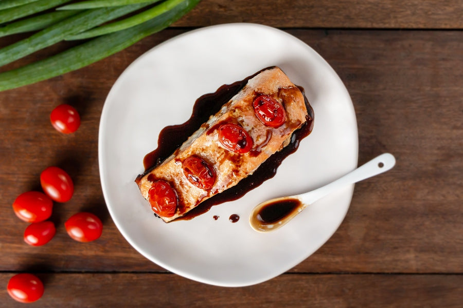 Salmão Assado com Molho Tarê e Tomate Cereja