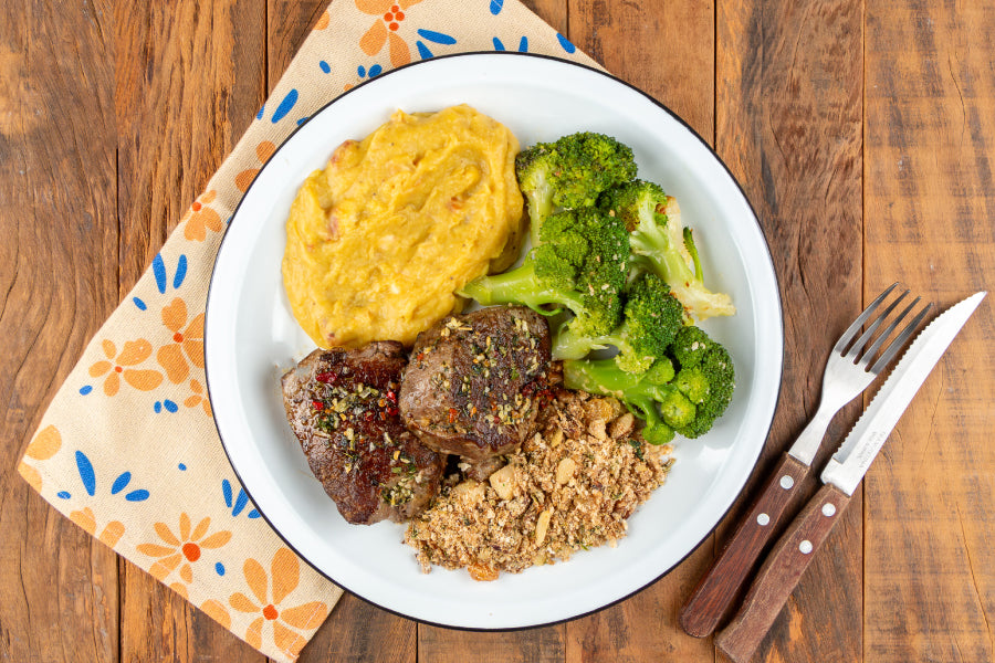 Filé Mignon com Chimichurri, Purê de Banana da Terra com Queijo Coalho, Farofa de Castanhas e Brócolis ao alho