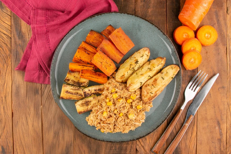 Frango Desfiado da Cumbuca, Batata Rústica com Alecrim e Legumes Grelhados