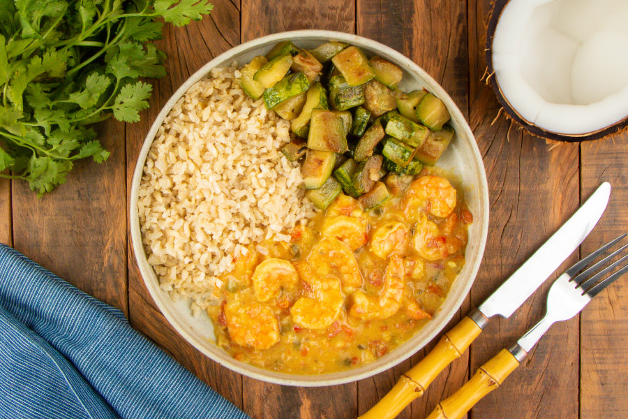 Camarão ao Leite de Coco e Curry, Arroz Integral e Abobrinha Refogada