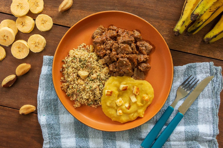 Picadinho de Carne com Purê de Banana da Terra com Queijo Coalho e Farofa com Castanhas