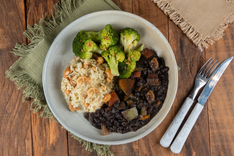 Feijoada Vegana, Arroz Jasmim com Castanha de Caju e Brócolis ao Alho