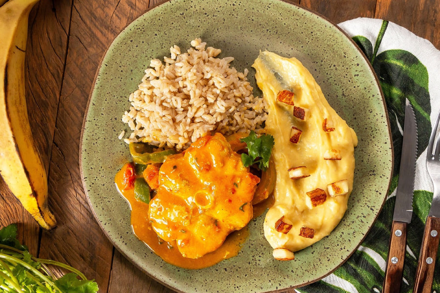 Moqueca de Peixe com Arroz Integral e Purê de Banana da Terra com Queijo Coalho