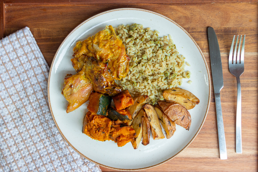Sobrecoxa Assada com Mel e Mostarda, Arroz com Brócolis, Batata Rústica com Alecrim e Abóbora Cabotian Assada