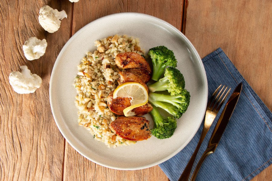 Filé de Frango com Limão Siciliano e Hortelã, Arroz de Couve-Flor com Castanhas e Brócolis ao Alho