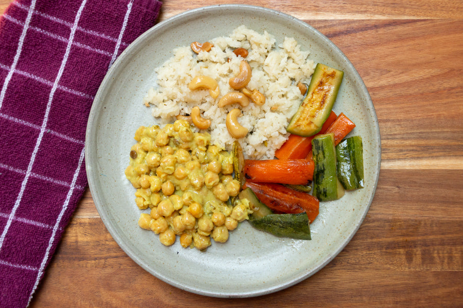 Curry de Grão de Bico, Arroz Jasmim com Castanha de Caju e Legumes Grelhados