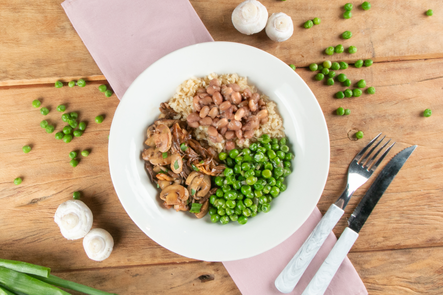 Cogumelos Grelhados com Shoyu, Ervilha Refogada, Arroz Integral e Feijão Carioca