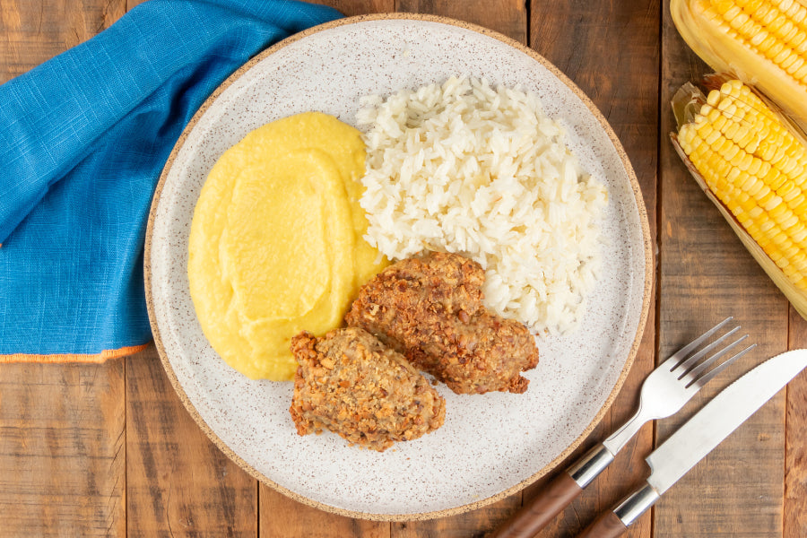 Frango com Crosta de Castanha de Caju, Arroz Branco e Creme de Milho