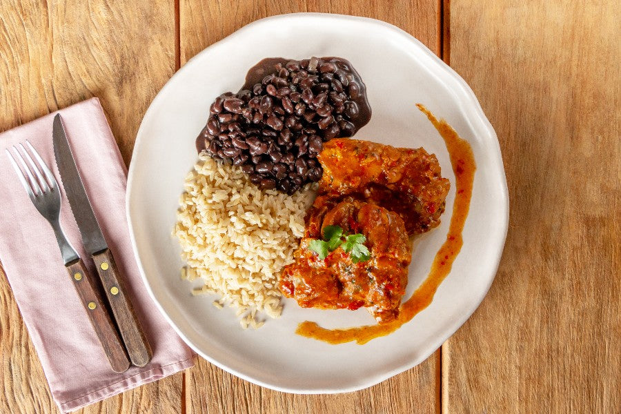 Sobrecoxa da Vovó Lourdes com Arroz Integral e Feijão Preto