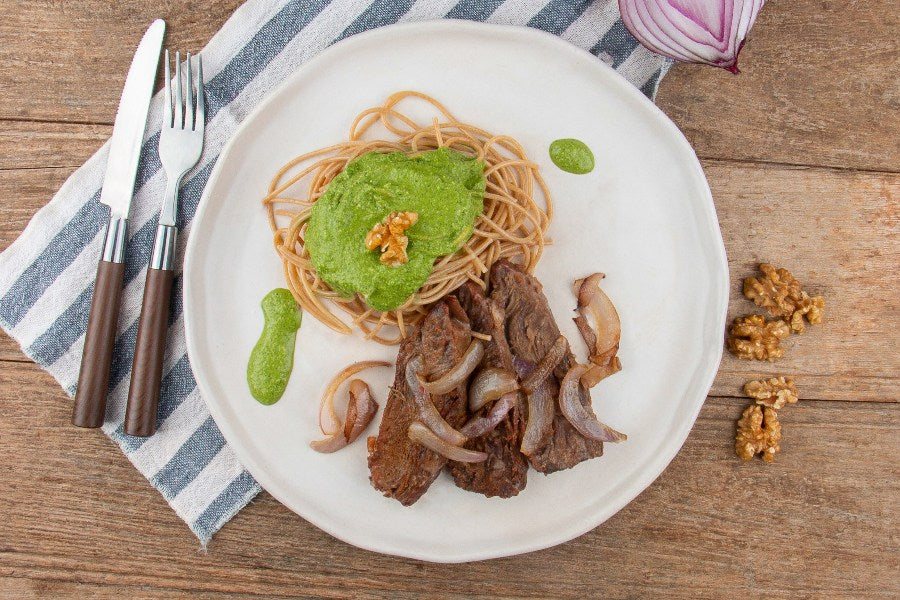 Fraldinha Assada com Cebola Roxa e Espaguete Integral Com Molho Pesto