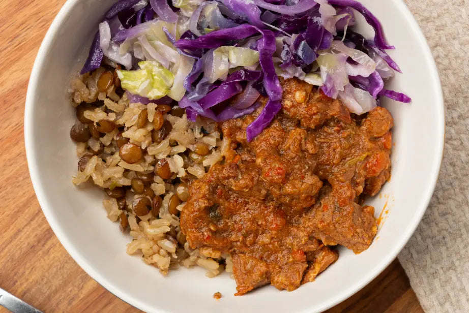 Picadinho de Carne, Arroz Integral com Lentilha e Cebola Roxa e Repolho Refogado