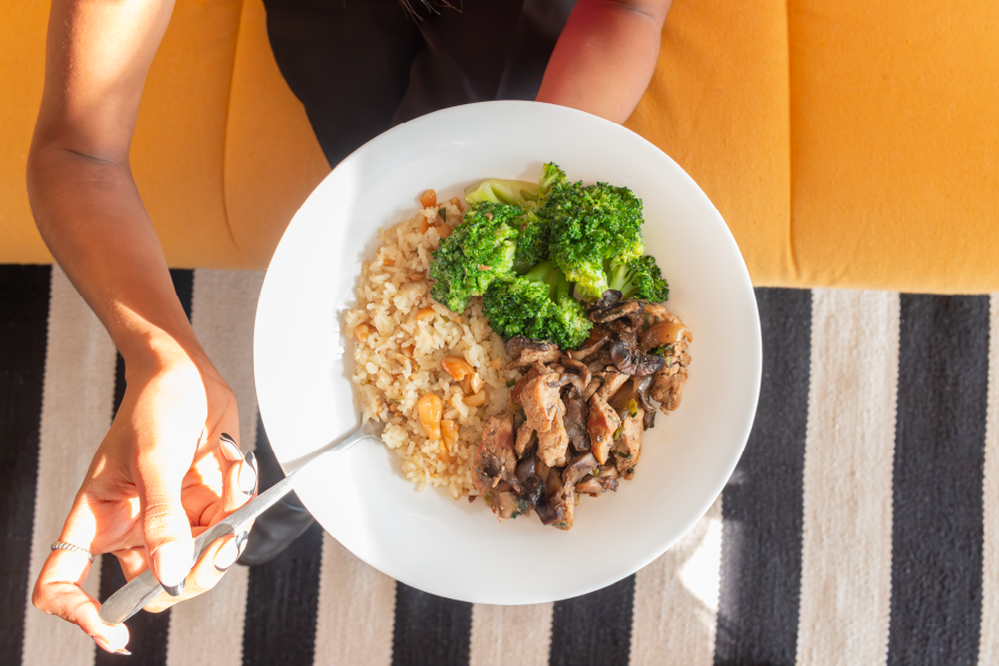 Mignon Suíno com Cogumelos na Chapa, Arroz Jasmim com Castanha de Caju e Brócolis ao Alho