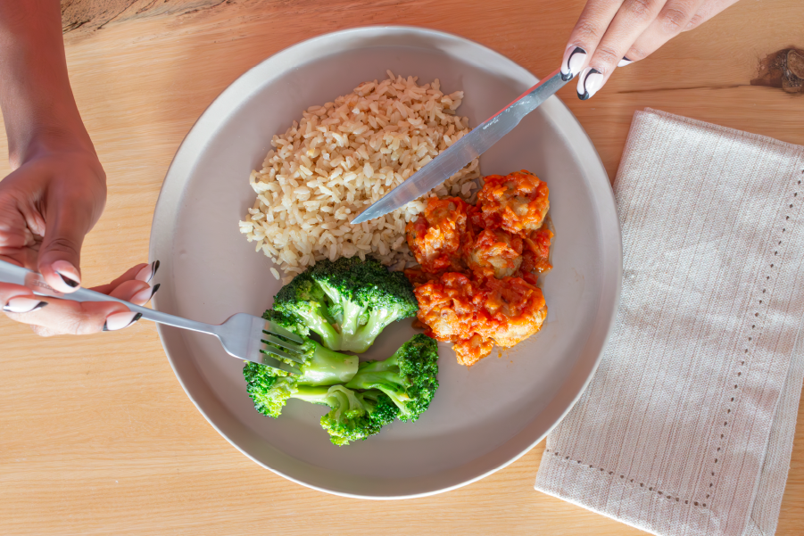 Almôndega de Frango com Molho de Tomate, Arroz integral e Brócolis ao Alho