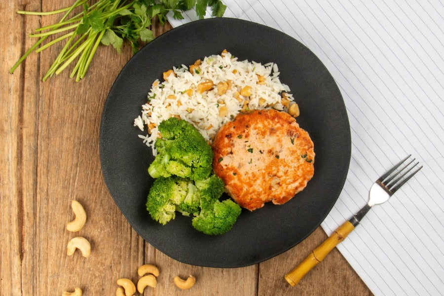 Hambúrguer de Salmão, Arroz Jasmim com Castanha de Caju e Brócolis ao Alho