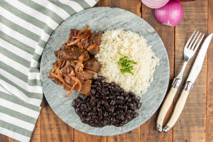 Fraldinha Assada com Cebola Roxa, Arroz Branco e Feijão Preto