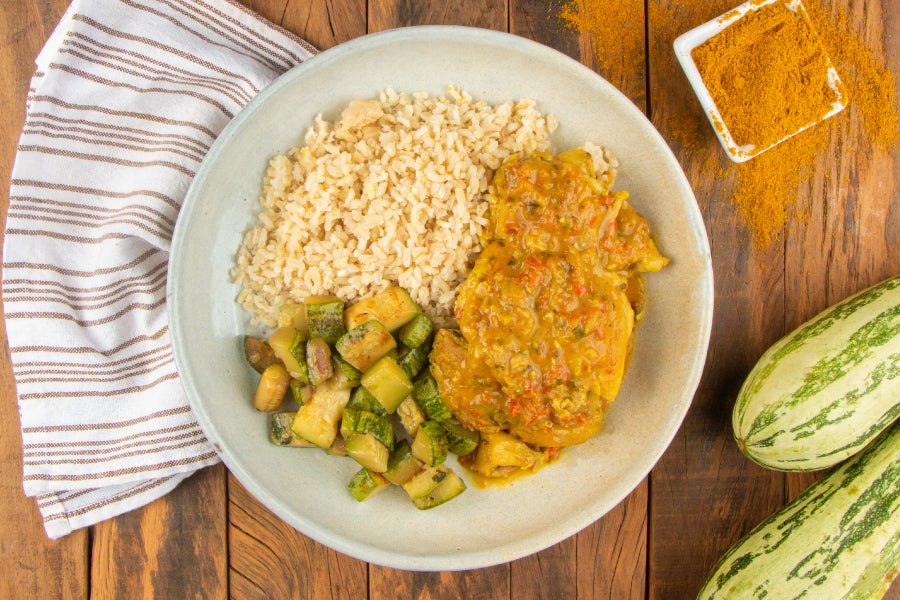 Frango Ensopado com Curry e Leite de Coco, Arroz Integral e Abobrinha Refogada