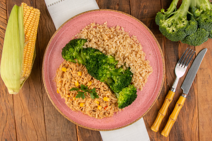 Frango Desfiado da Cumbuca, Arroz Integral e Brócolis ao Alho